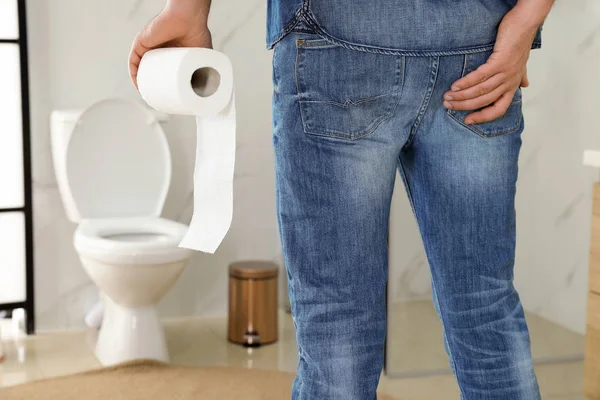 Чоловік Туалетним Папером Страждає Від Геморою Кімнаті Відпочинку Крупним Планом — стокове фото