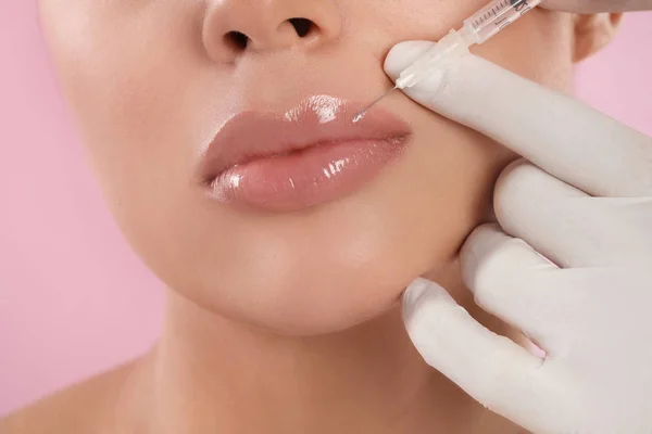 Jonge Vrouw Krijgt Lippen Injectie Roze Achtergrond Close — Stockfoto