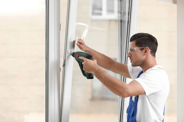 Byggnadsarbetare Reparerar Plastfönster Med Elektrisk Skruvmejsel Inomhus — Stockfoto