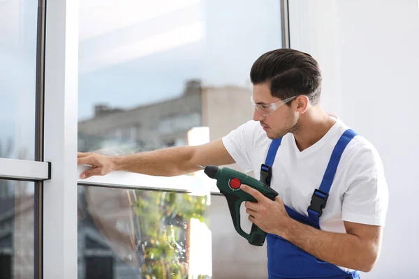 Bauarbeiter Repariert Kunststofffenster Mit Elektroschrauber Haus — Stockfoto
