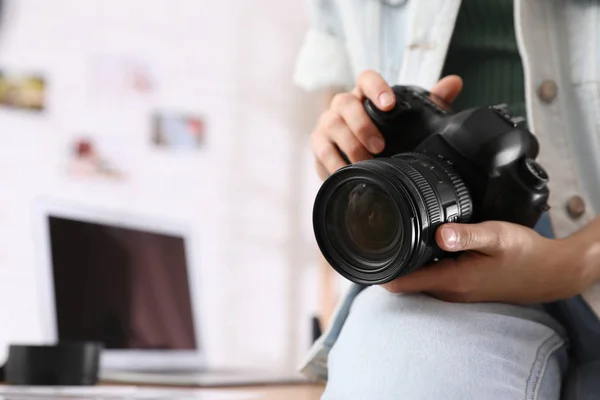 Fotógrafo profissional com câmera trabalhando no escritório, close-up — Fotografia de Stock