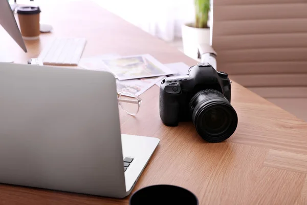 Pracoviště fotografa s profesionální kamerou v kanceláři — Stock fotografie