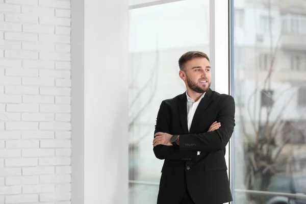 Junger Mann im Anzug in der Nähe von Bürofenster — Stockfoto