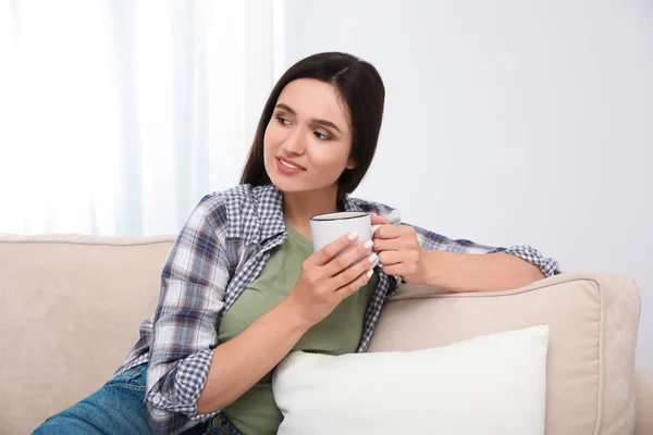 Junge Frau Mit Tasse Trinken Entspannt Auf Couch Hause — Stockfoto