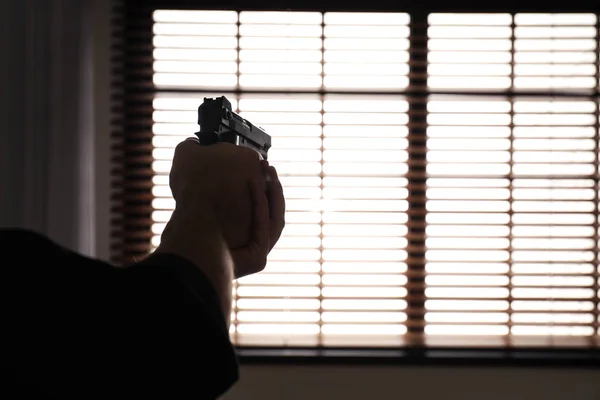 銃を持ってる男は屋内で閉じ込められてるテキストのスペース — ストック写真