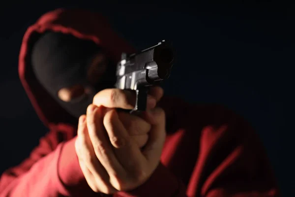 Man Mask Håller Pistol Mörk Bakgrund Fokus Händer — Stockfoto