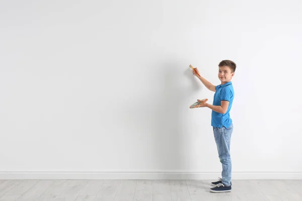 Beyaz Duvarlara Resim Yapan Küçük Bir Çocuk Metin Için Boşluk — Stok fotoğraf
