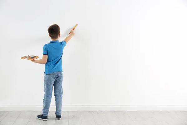 Маленький Ребенок Рисует Белой Стене Помещении Пространство Текста — стоковое фото