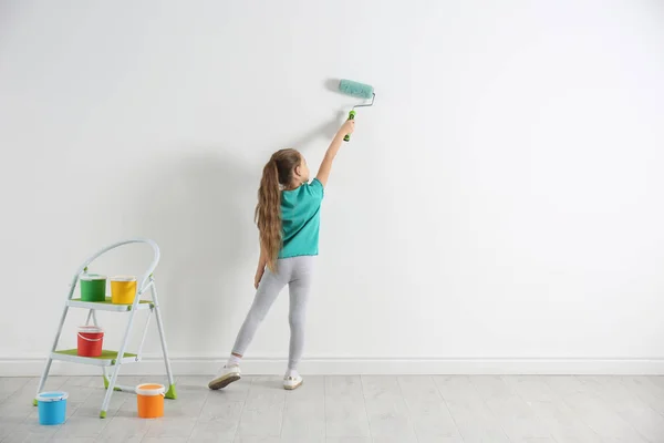 Pintura Infantil Con Pincel Rodillo Pared Blanca Interiores — Foto de Stock