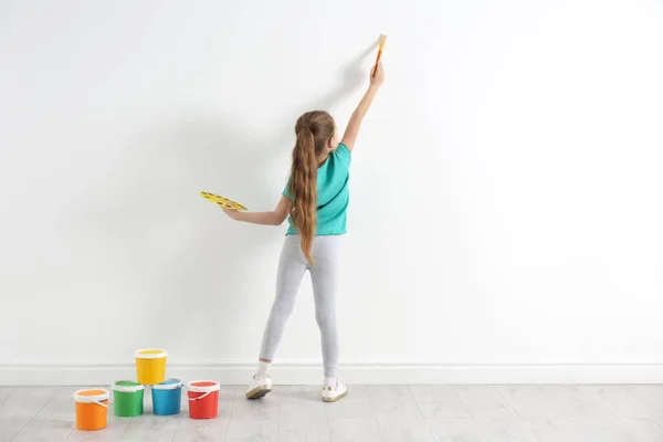 Beyaz Duvarlara Resim Yapan Küçük Bir Çocuk — Stok fotoğraf