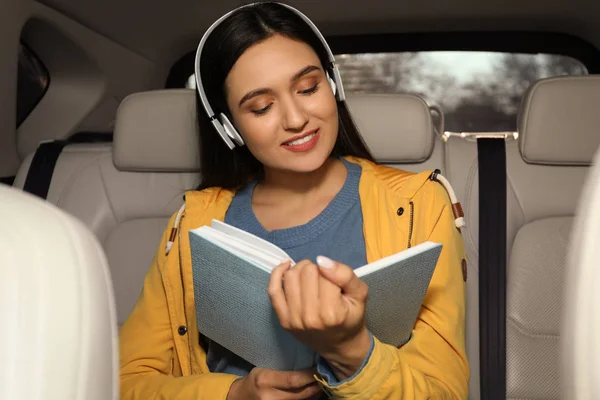 Νεαρή Γυναίκα Που Ακούει Ηχητικό Βιβλίο Στο Αυτοκίνητο — Φωτογραφία Αρχείου