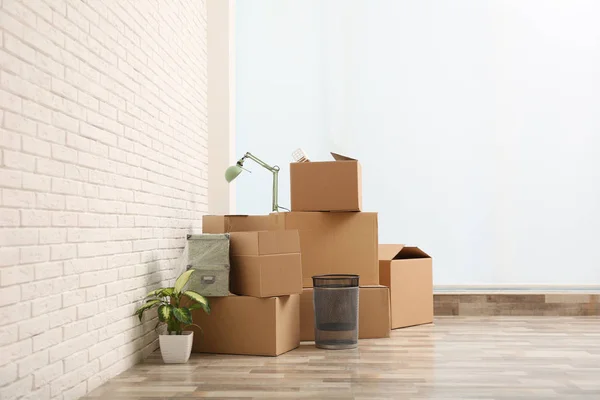 Moving Boxes Stuff White Brick Wall Room — Stock Photo, Image