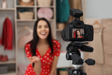 Moda blogcusu odaya yeni video kaydediyor, kameraya odaklan