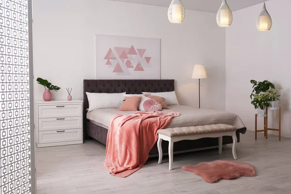 Стильний інтер'єр кімнати з великим зручним ліжком — стокове фото