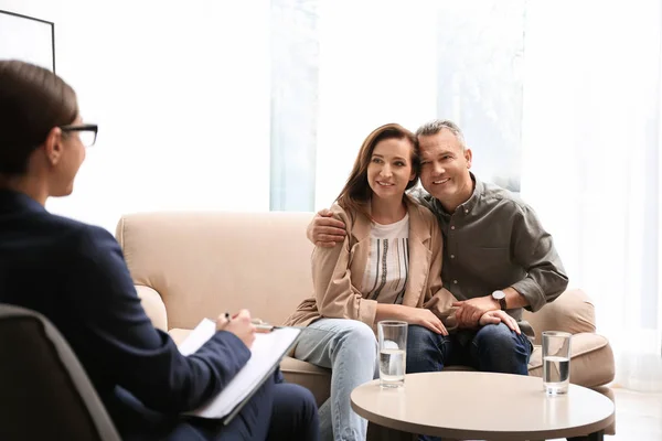 Psicoterapeuta e casal feliz tendo reunião no escritório. Famílias — Fotografia de Stock
