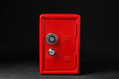 Siyah arka planda mekanik kombinasyon kilidi olan kırmızı çelik kasa