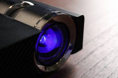 Masadaki modern dijital video projektörünün yakın görüntüsü