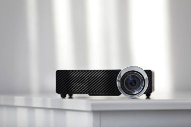 Beyaz masa üzerinde modern video projektörü.