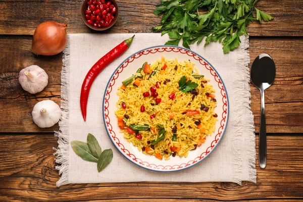 Arroz Saboroso Pilaf Com Legumes Servidos Mesa Madeira Flat Lay — Fotografia de Stock