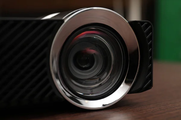 Widok Bliska Nowoczesny Cyfrowy Projektor Wideo Stole — Zdjęcie stockowe