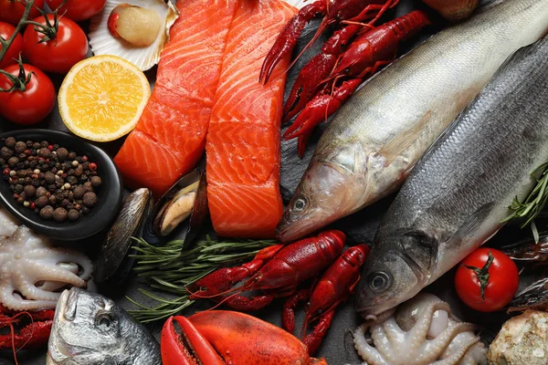 Świeże Ryby Różne Owoce Morza Stole Płaskie Leżaki — Zdjęcie stockowe