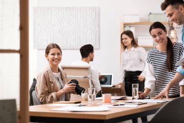 Ofiste çalışan profesyonel gazetecilerden oluşan ekip