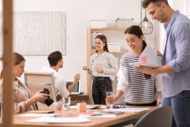 Ofiste çalışan profesyonel gazetecilerden oluşan ekip