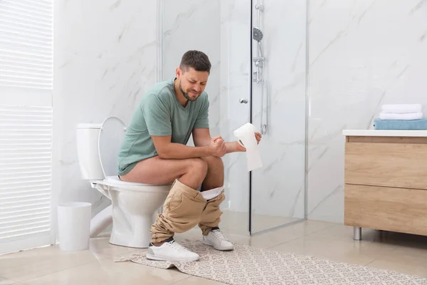 Seorang Pria Menderita Wasir Toilet Mangkuk Kamar Kecil — Stok Foto
