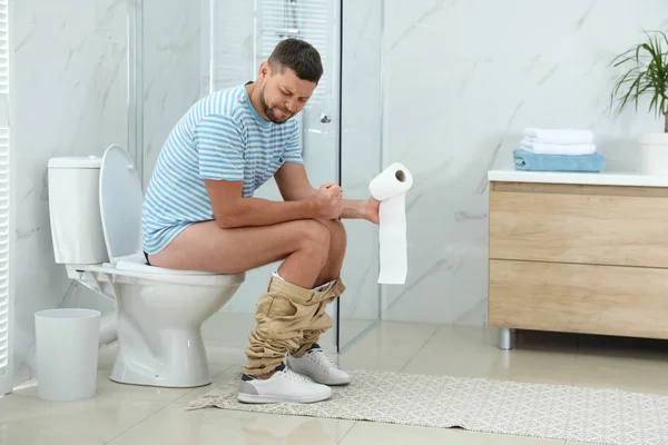 Homme Souffrant Hémorroïde Sur Bol Toilette Dans Salle Repos — Photo