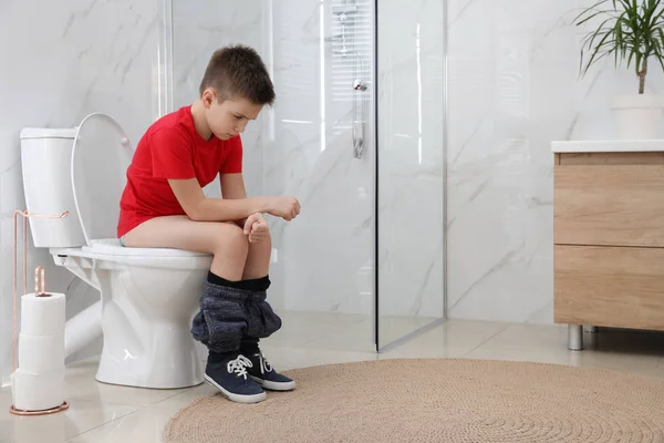 Băiatul Care Suferă Hemoroizi Vasul Toaletă Camera Odihnă — Fotografie, imagine de stoc