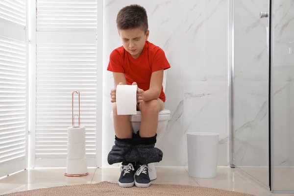 Menino Com Papel Que Sofre Hemorróidas Vaso Sanitário Sala Descanso — Fotografia de Stock