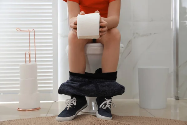 Garçon Avec Papier Souffrant Hémorroïde Sur Bol Toilette Dans Salle — Photo
