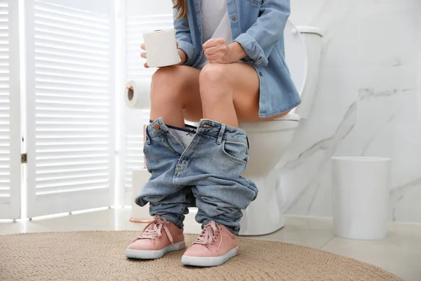 Vrouw Met Papier Die Lijdt Aan Aambeien Toiletpot Rustruimte Close — Stockfoto