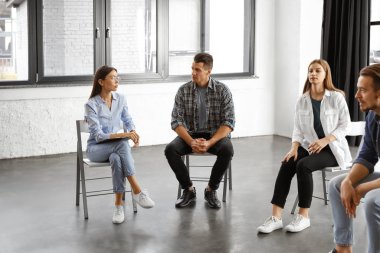 İçeride grup terapisinde hastalarla çalışan psikoterapist.