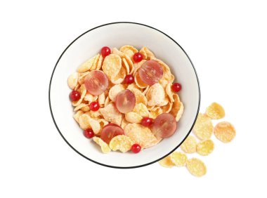 Beyaz arka planda böğürtlenli mısır gevreği, üst manzara. Sağlıklı kahvaltı.