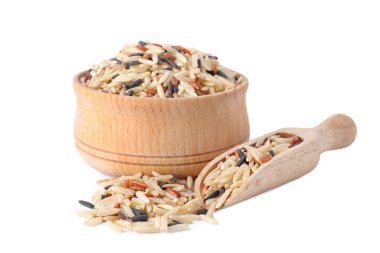 Beyaz üzerine izole edilmiş kahverengi pirinç karışımıyla kase ve kepçe