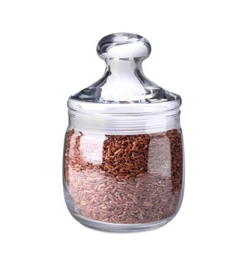 Kavanozdaki kahverengi pirinç beyaza izole edilmiş.