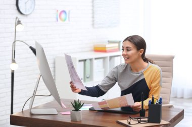 Ofiste çalışan kadın tasarımcı.