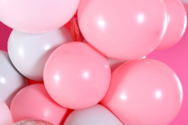 Pembe arka planda güzel renkli balonlar, yakın plan