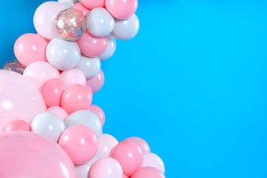 Mavi arka planda balonları olan güzel bir kompozisyon. Metin için boşluk
