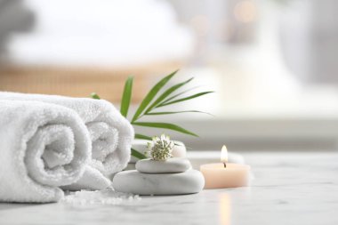 Beyaz mermer masadaki spa taşlarıyla harika bir kompozisyon.