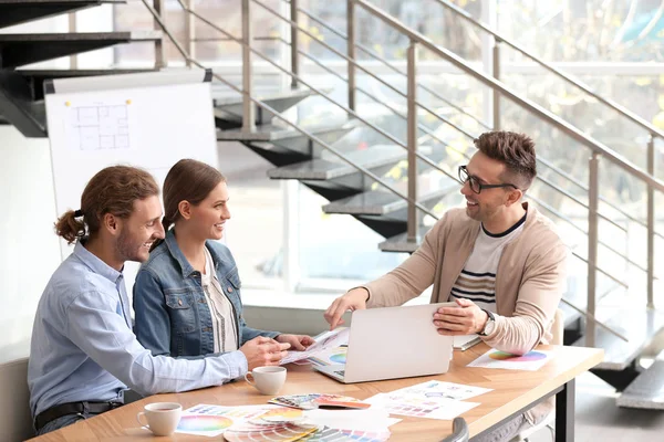 Diseñador Interiores Consultoría Joven Pareja Oficina — Foto de Stock