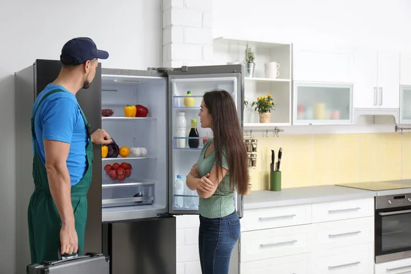 Técnico Masculino Hablando Con Cliente Cerca Del Refrigerador Cocina — Foto de Stock