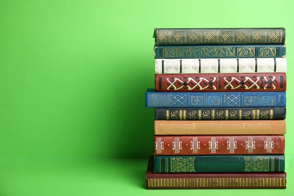 Pilha de livros de capa dura sobre fundo verde. Espaço para texto — Fotografia de Stock