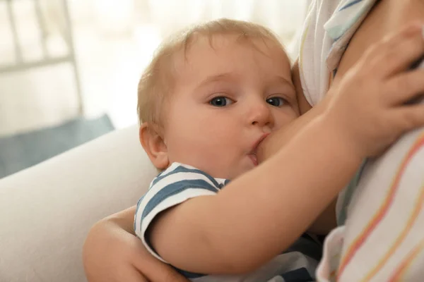 Frau stillt ihr kleines Baby zu Hause, Nahaufnahme — Stockfoto