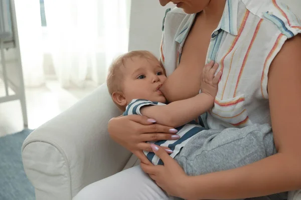 Mujer amamantando a su pequeño bebé en casa —  Fotos de Stock