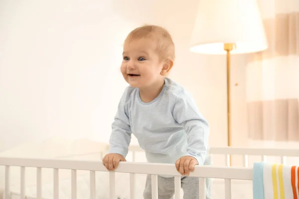 Cute Little Baby Łóżeczku Domu — Zdjęcie stockowe