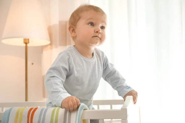 Cute Little Baby Łóżeczku Domu — Zdjęcie stockowe