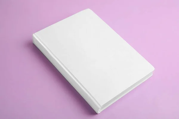 Livro Com Capa Branco Sobre Fundo Violeta — Fotografia de Stock