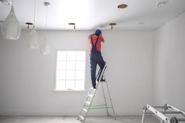 Travailleur Installant Plafond Tendu Dans Une Pièce Vide — Photo